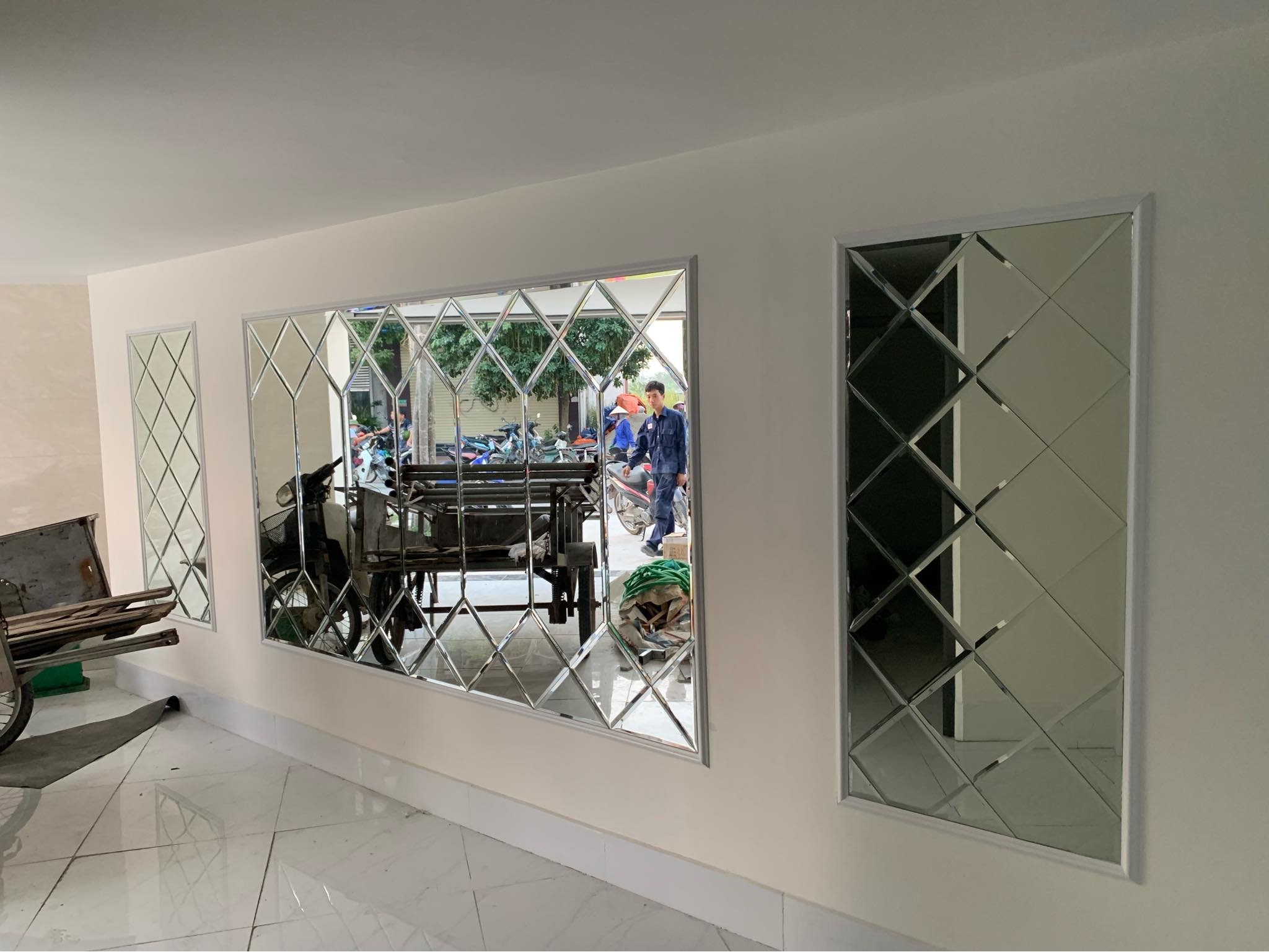 Gương dán tường, kính ốp tường trang trí 3D TP Vinh Nghệ An